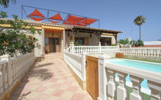 Swimming pool with balustrade and garden – Canarian country house with private pool for sale in Gran Canaria