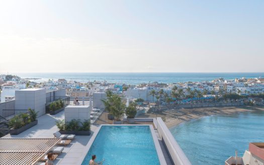 Rooftop infinity pool overlooking the beach and town – Common Area of Palmera Oasis